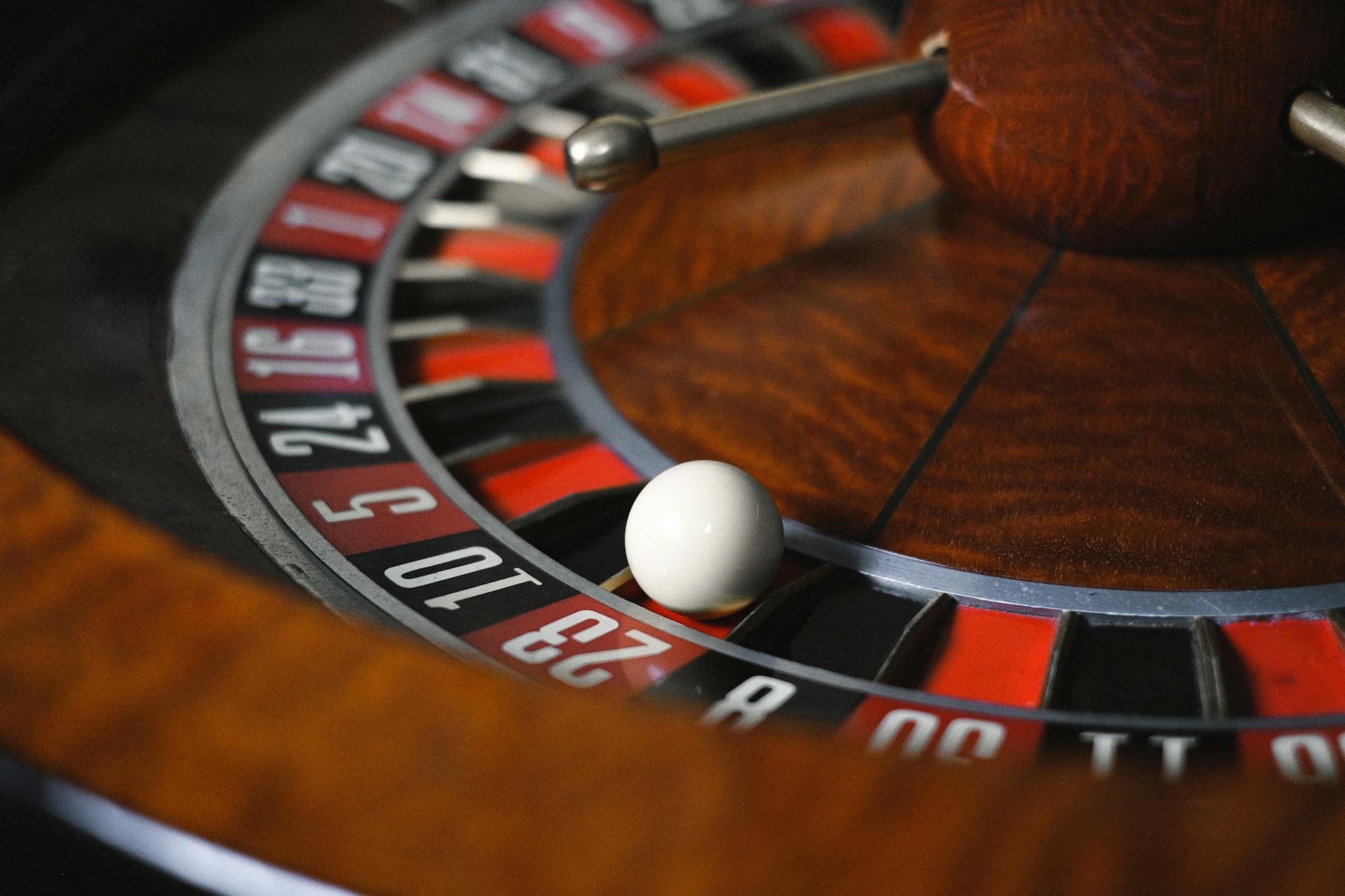 Bánh xe roulette châu Âu cận cảnh trong không gian casino