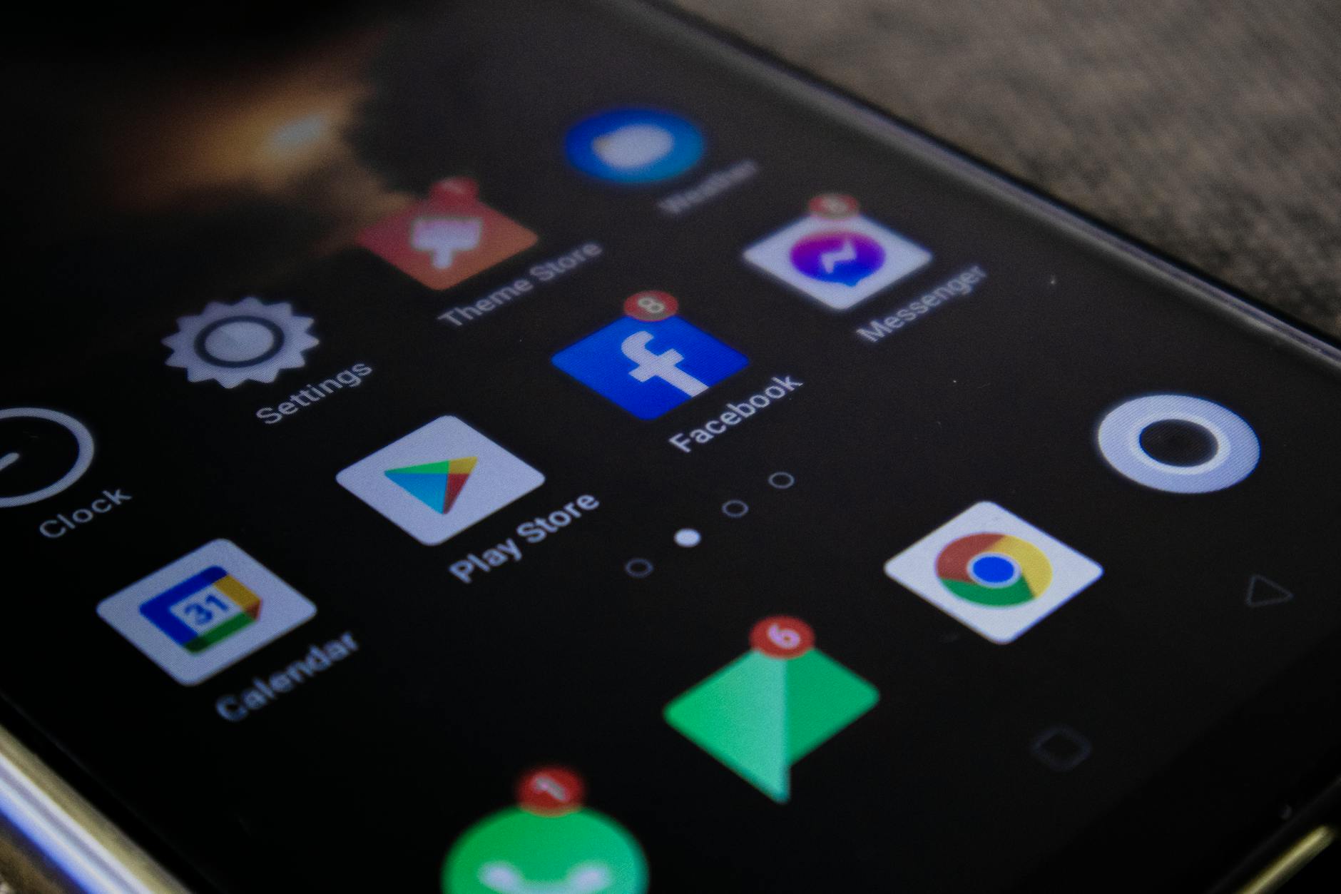 Người dùng kiểm tra cập nhật ứng dụng trên điện thoại Android
