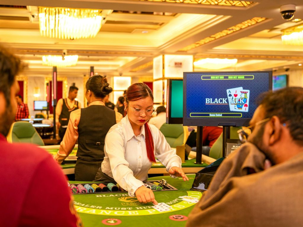 Người chơi đang xem và chọn game trong sảnh trực tuyến bằng điện thoại