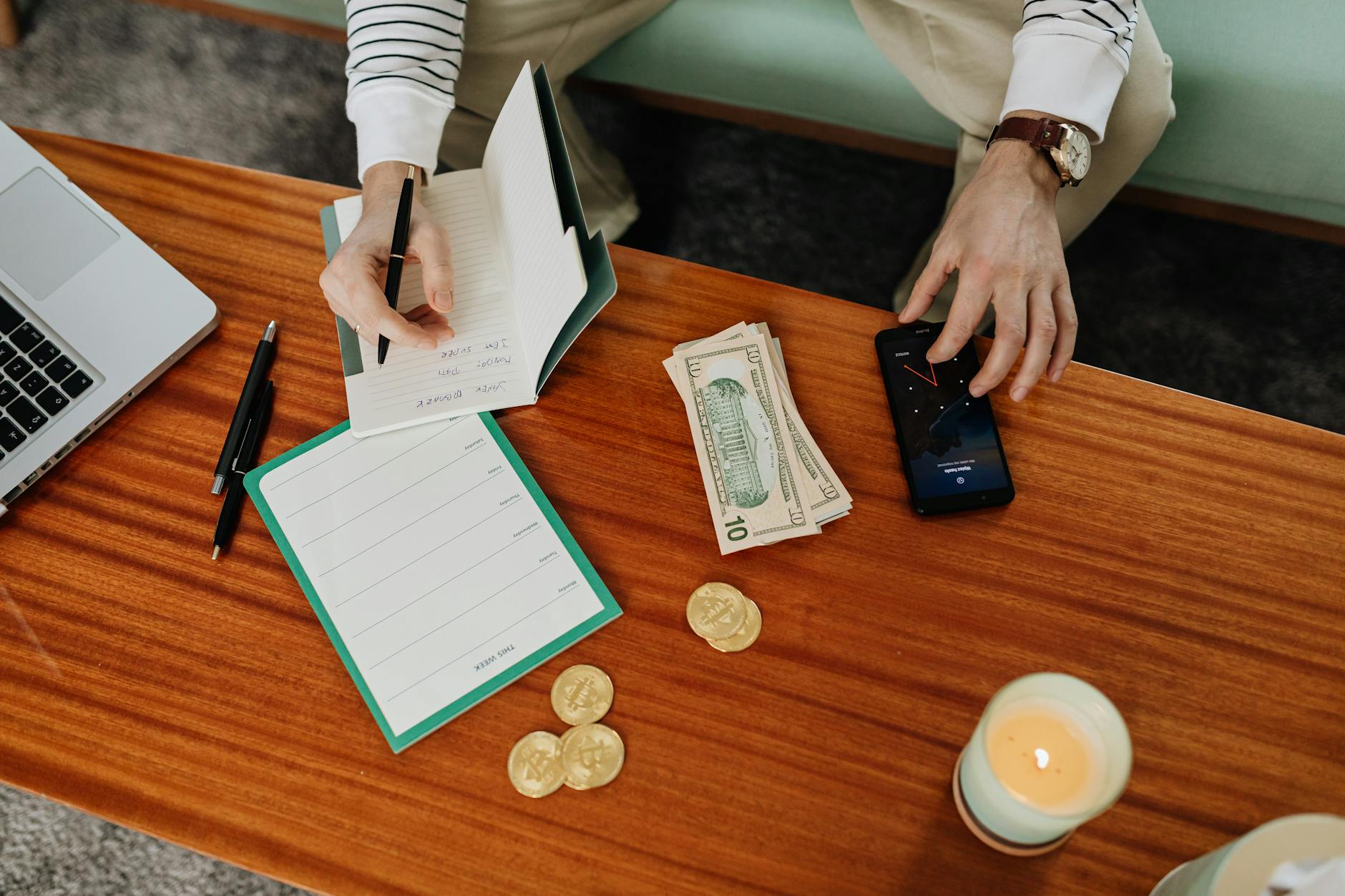 Người chơi ghi chú ngân sách và kế hoạch quản lý vốn trước khi chơi