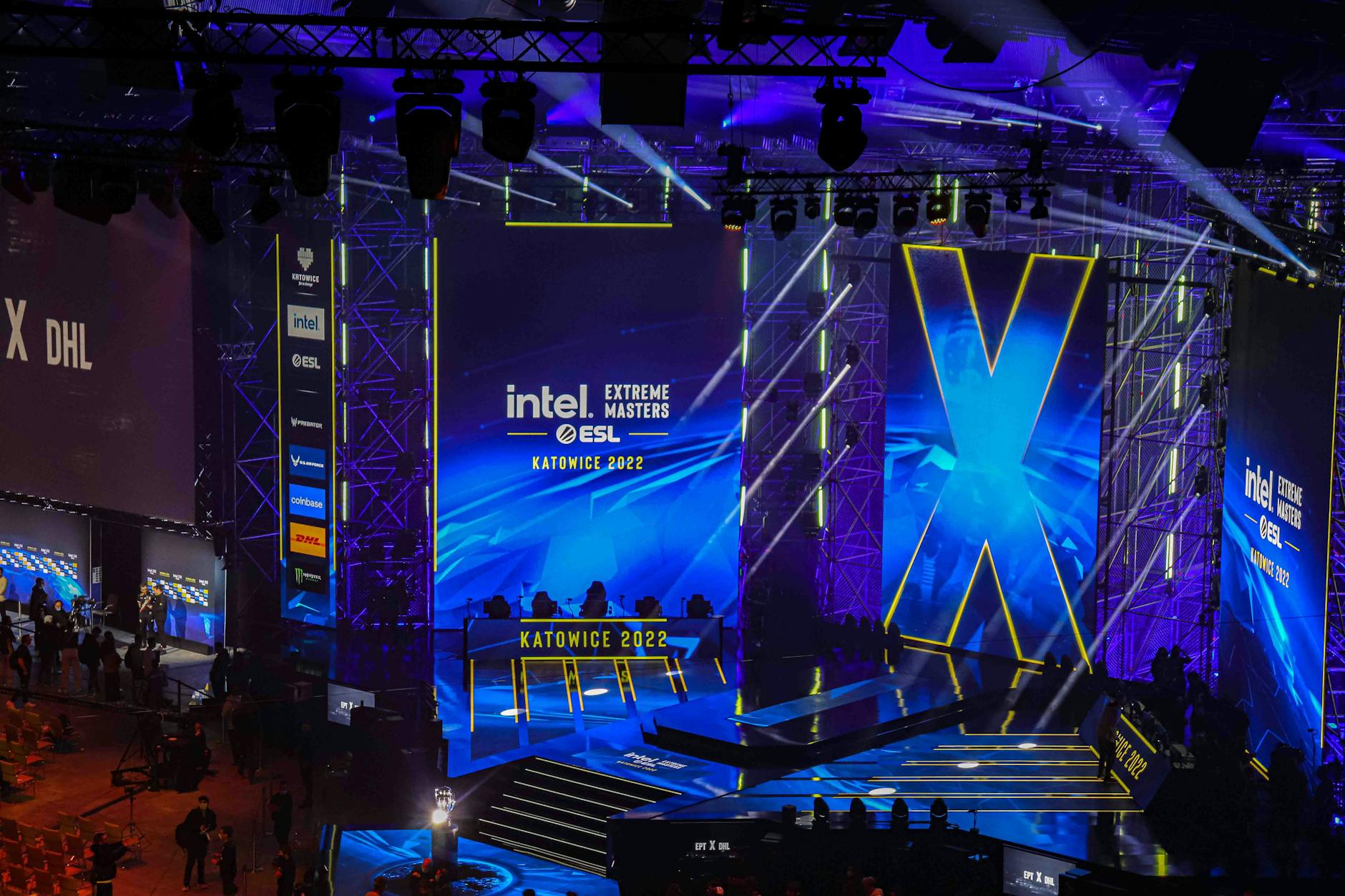 Không khí thi đấu e-sport tại sân khấu giải đấu chuyên nghiệp