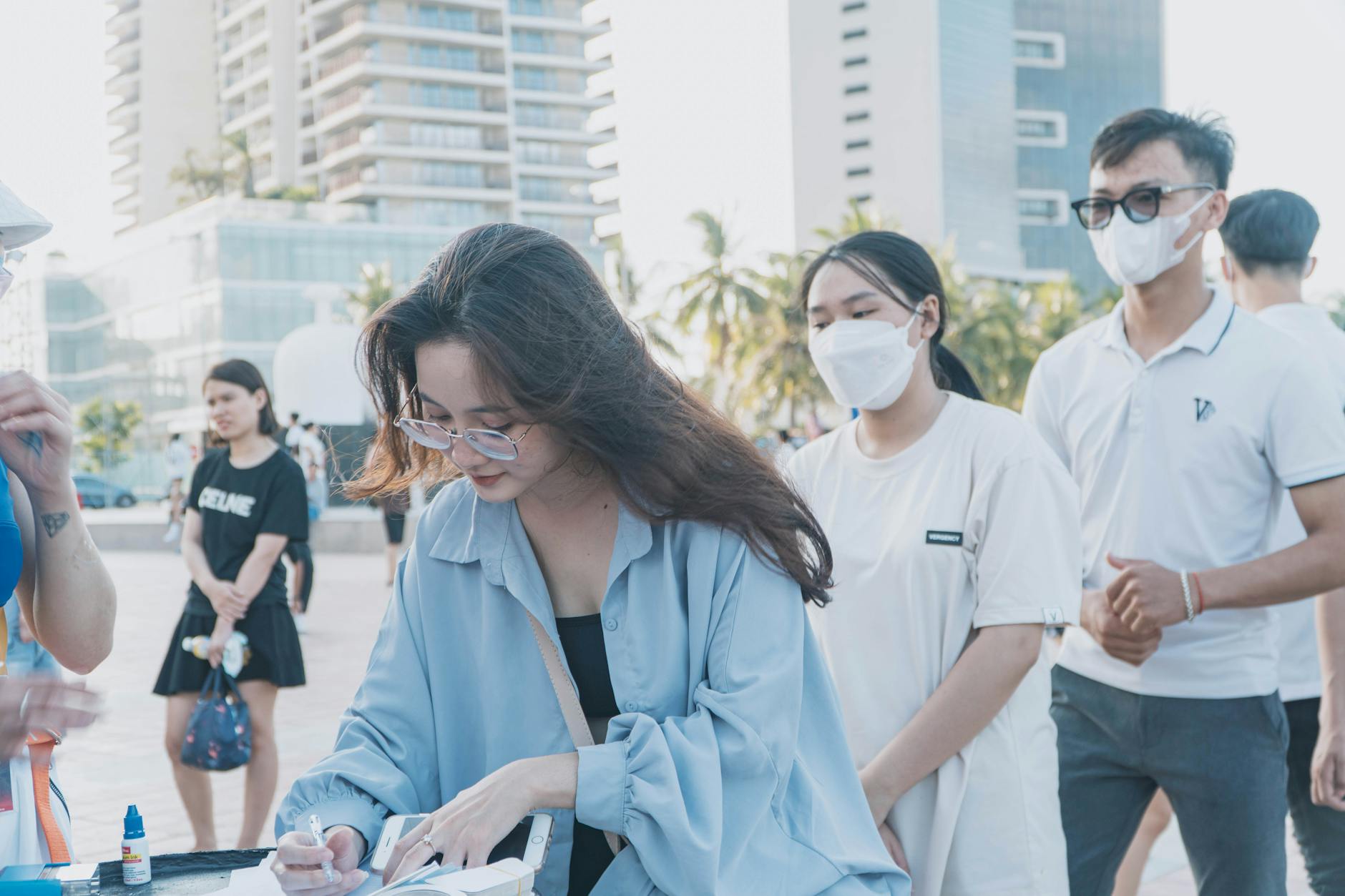 Người chơi theo dõi kèo và ghi chú để ra quyết định tỉnh táo hơn