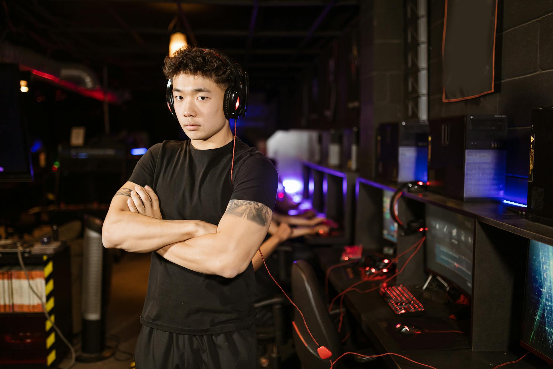 Trận đấu Valorant eSports với hai đội thi đấu trên sân khấu