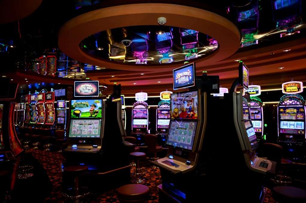 Cận cảnh máy slot với hiệu ứng jackpot và ánh sáng nổi bật