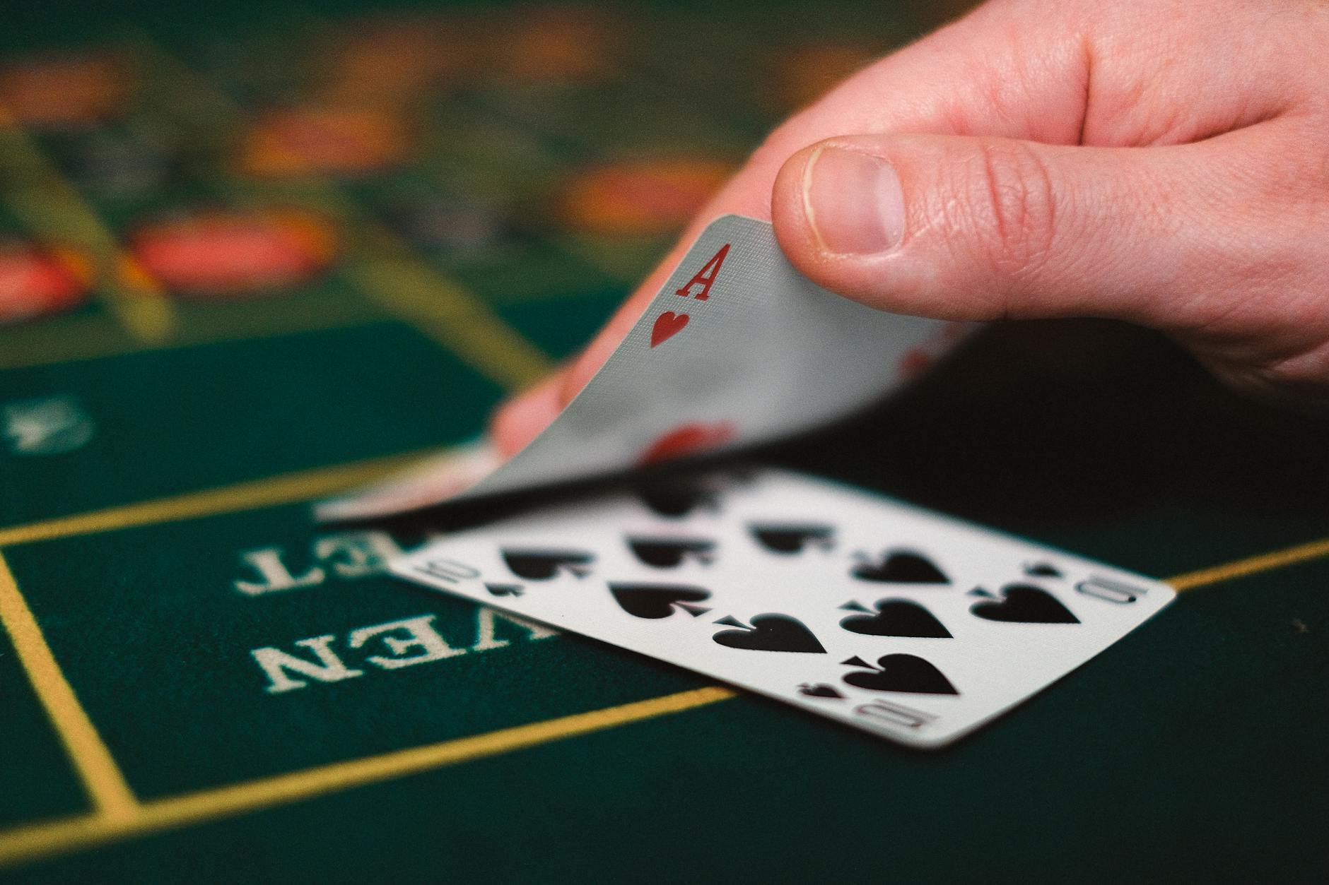 Người chơi theo dõi ngân sách khi chơi game trên điện thoại
