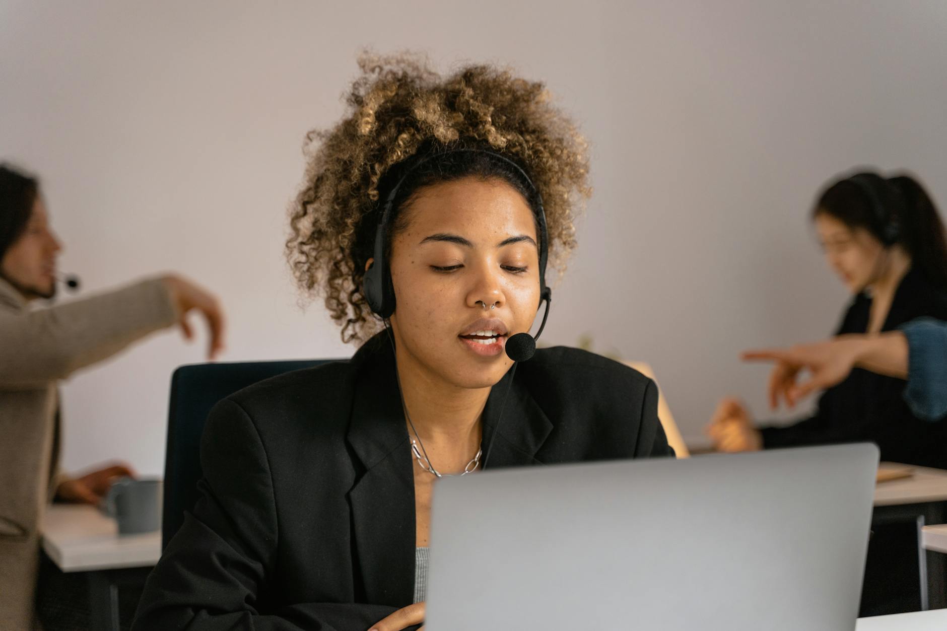 Nhân viên hỗ trợ khách hàng đang trả lời live chat trên máy tính