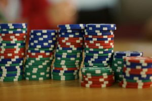 Giao diện slot game nhiều biểu tượng với màu sắc nổi bật trên thiết bị di động