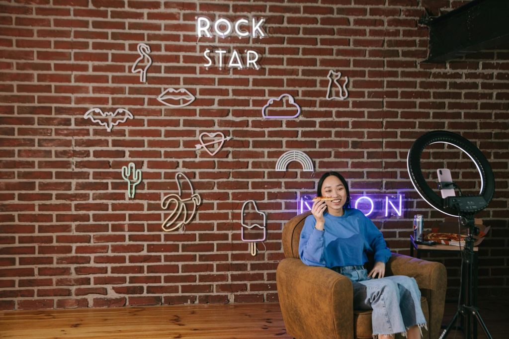 Người dùng kiểm tra livestream trên điện thoại và máy tính bảng