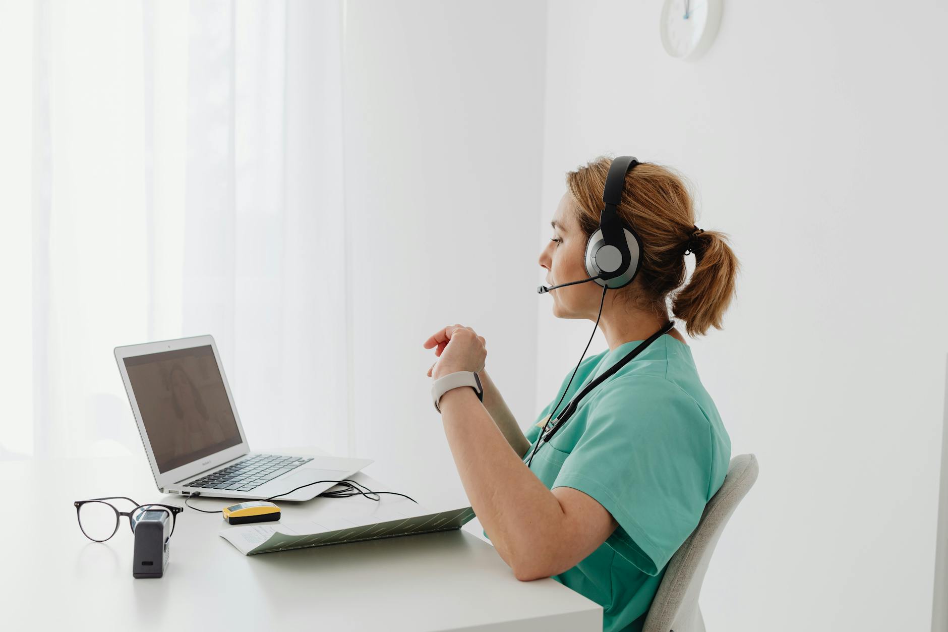 Minh họa liên hệ hỗ trợ khách hàng để hỏi về việc đổi username
