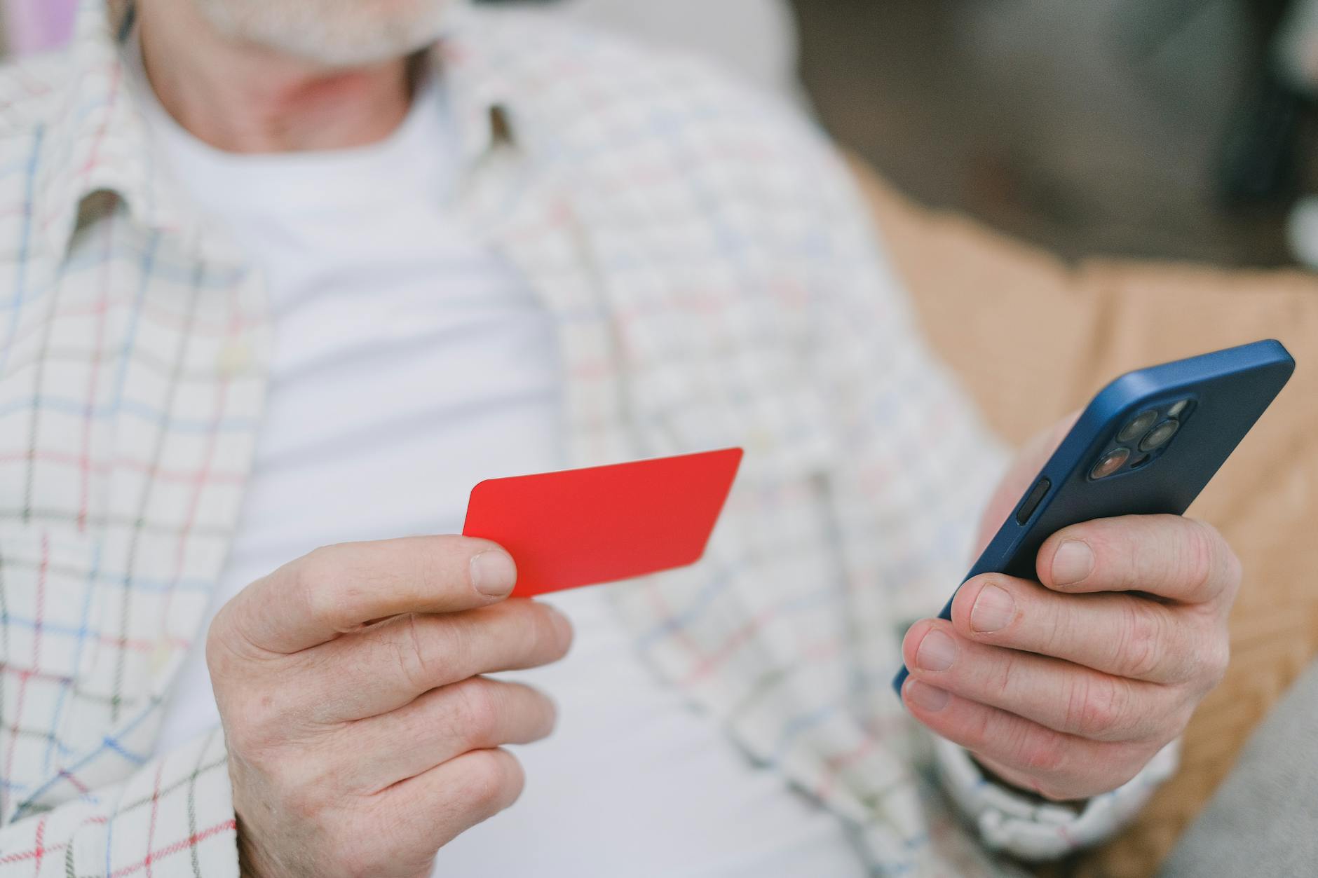 Người dùng thao tác nạp tiền online bằng điện thoại và mã QR