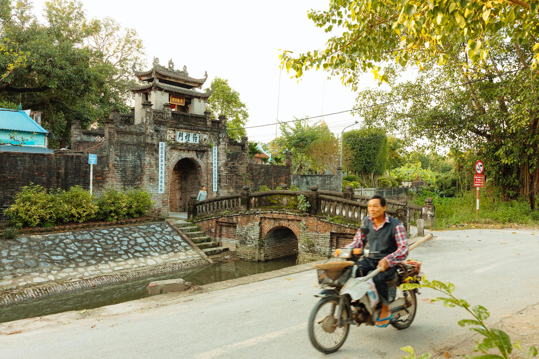 Người dùng nhận mã OTP trên điện thoại khi xác minh tạo tài khoản phụ