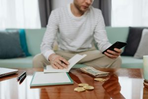 Người chơi ghi chép ngân sách và giới hạn cược để kiểm soát vốn